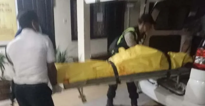 TEWAS - Musabri (49), ditemukan tewas bersimbah darah di rumah kosnya di Jalan Taman Suropati, Kelurahan Mandonga, Kecamatan Mandonga, Kota Kendari, Minggu (9/6/2019) sekitar pukul 01.25 Wita. (Fadli Aksar/ZONASULTRA.COM)