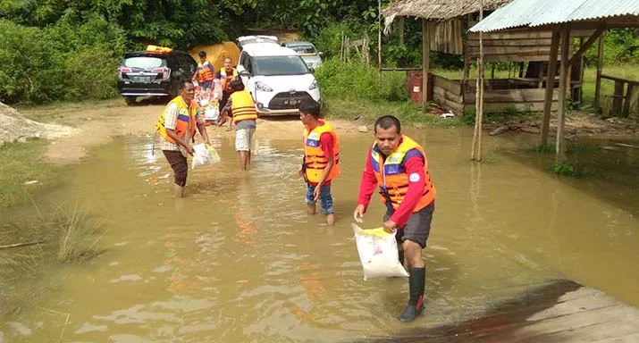 Penjual Pulsa Salurkan Bantuan Untuk Korban Banjir di Bondoala