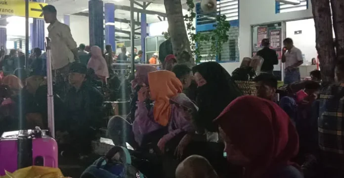 penumpang_kapal_pelni Tiket Habis, Penumpang Pelni di Baubau Terpaksa Main Calo