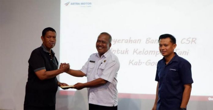 Astra Motor Berikan Bantuan Petani di Gowa