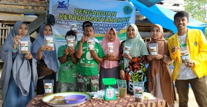 petani_aren Petani Aren di Lamara Konsel Produksi Gula Semar untuk Pasar Sultra