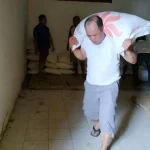 Fotonya Pikul Beras Viral, Ruksamin: Itu Bukan Pencitraan Fotonya Pikul Beras Viral, Ruksamin: Itu Bukan Pencitraan