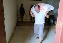 Fotonya Pikul Beras Viral, Ruksamin: Itu Bukan Pencitraan Fotonya Pikul Beras Viral, Ruksamin: Itu Bukan Pencitraan