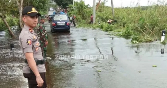 Waspada, Air Rawa Aopa Sudah Menyebrang Jalan