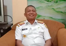 Sekda Baubau Serahkan Bantuan Kemenparekraf ke 109 Pelaku Usaha Sekretaris Daerah Kota Baubau Roni Mucthar