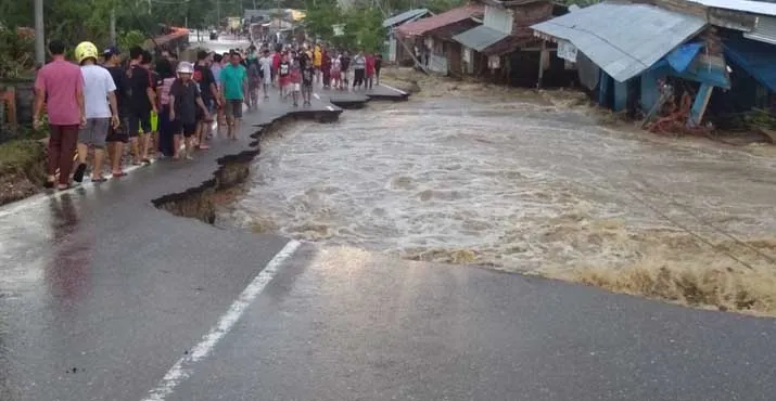 Luapan Sungai Konaweeha Jadi Lokasi Swafoto Warga