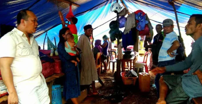 ruksamin_tinjau_korban_banjir Bupati Konut: Pengobatan Korban Banjir, Gratis