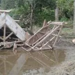 Rumah Dihanyutkan Banjir, Delapan Warga Ueesi-Koltim Tinggal di Gubuk Rumah Dihanyutkan Banjir, Delapan Warga Ueesi-Koltim Tinggal di Gubuk