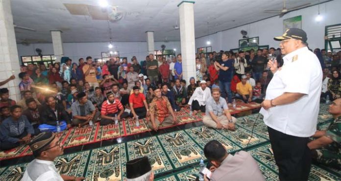 Temui Warga Dua Desa yang Bertikai, Ali Mazi Janji Pulihkan Situasi dan Rumah Warga