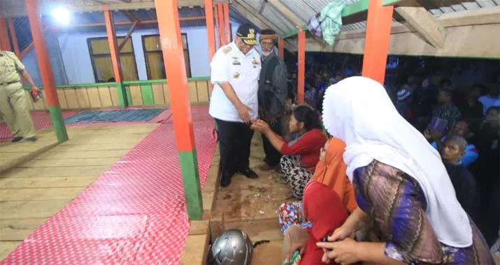 Temui Warga Dua Desa yang Bertikai, Ali Mazi Janji Pulihkan Situasi dan Rumah Warga