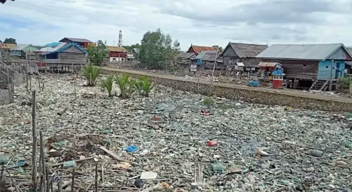 sampah di bombana Warga Kabena Keluhkan Sampah yang Berserakan di Jalanan