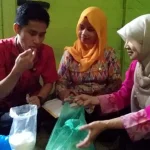Petugas Balai POM Langsung Jemput Sampel Gula yang Diduga Palsu Petugas Balai POM Langsung Jemput Sampel Gula yang Diduga Palsu