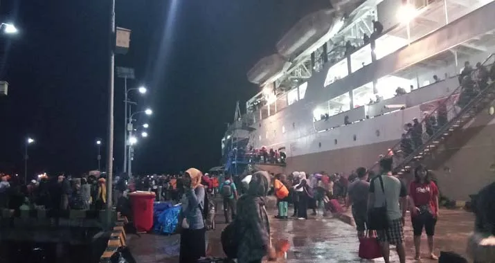 KM Sinabung Telat Tiba di Baubau, Ratusan Penumpang bermalam di Pelabuhan