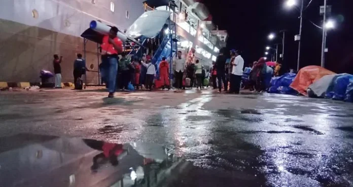 KM Sinabung Telat Tiba di Baubau, Ratusan Penumpang bermalam di Pelabuhan