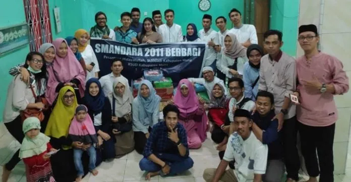 sman2raha_berbagi1 Alumni SMAN 2 Raha Berbagi dengan Pasien Rumah Sakit dan Anak Pesantren