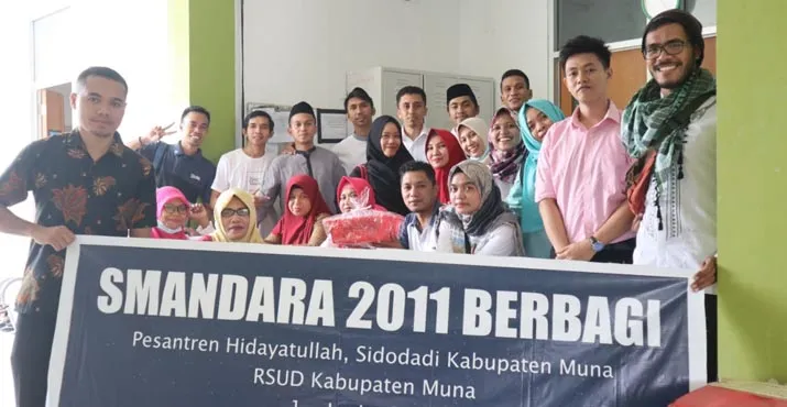 Alumni SMAN 2 Raha Berbagi dengan Pasien Rumah Sakit dan Anak Pesantren