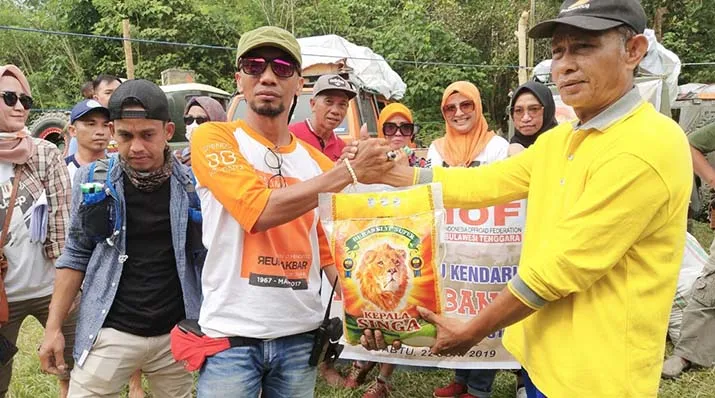 Perjalanan IKA Spendu Kendari dan IOF Salurkan Bantuan Pascabanjir 