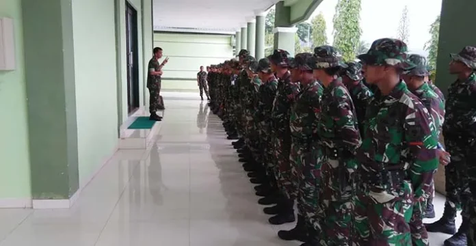 76 Personel TNI Bantu Evakuasi Korban Banjir di Konut