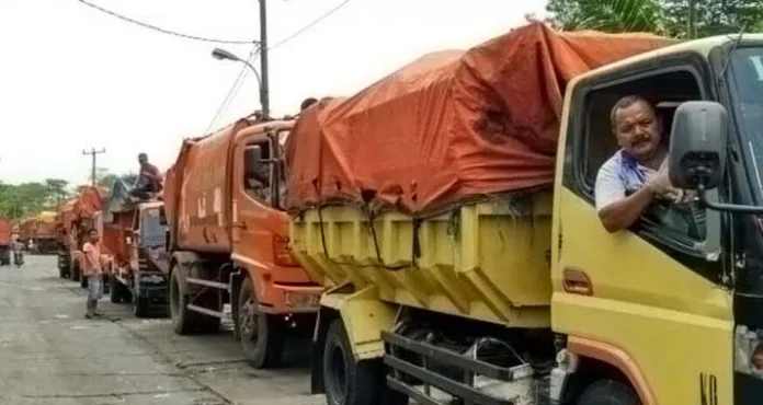 Kisah Sopir Truk, Terobos Banjir Antar Logistik untuk Pengungsi