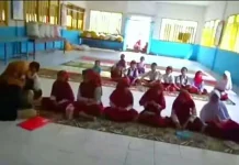 Korban Banjir Konut Ulangan Semester di Tenda Pengungsian Korban Banjir Konut Ulangan Semester di Tenda Pengungsian