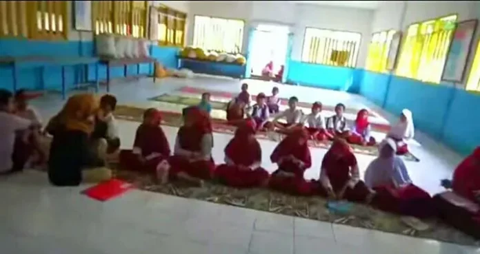 Korban Banjir Konut Ulangan Semester di Tenda Pengungsian