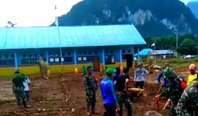 Masa Transisi, DPMPTSP Konut dan TNI Benahi Rumah Warga