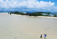 Rumah Adat dan Masjid Kuning Jadi Ikon Wisata di Tengah Kota Raha Rumah Adat dan Masjid Kuning Jadi Ikon Wisata di Tengah Kota Raha