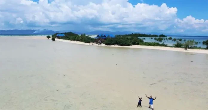 Rumah Adat dan Masjid Kuning Jadi Ikon Wisata di Tengah Kota Raha