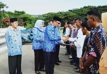 11 Kelompok Fakir Miskin di Bombana Dapat Bantuan Sosial 11 Kelompok Fakir Miskin di Bombana Dapat Bantuan Sosial