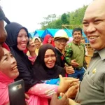 Salurkan Bantuan, Bupati Konut Disambut Haru Warganya Salurkan Bantuan, Bupati Konut Disambut Haru Warganya