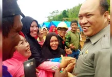 Salurkan Bantuan, Bupati Konut Disambut Haru Warganya Salurkan Bantuan, Bupati Konut Disambut Haru Warganya