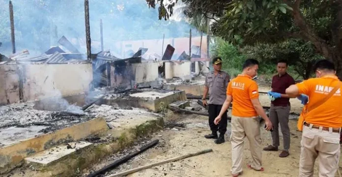 Barak Swadaya Milik Polsek Samaturu Hangus Terbakar