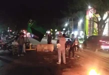 Tolak Pembangunan Gedung Baru DPRD, HMI Blokir Jalan di Depan Hollywood Tolak Pembangunan Gedung Baru DPRD, HMI Blokir Jalan di Depan Hollywood