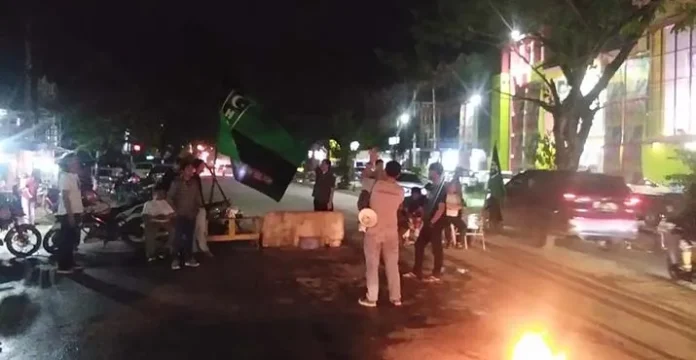 Tolak Pembangunan Gedung Baru DPRD, HMI Blokir Jalan di Depan Hollywood