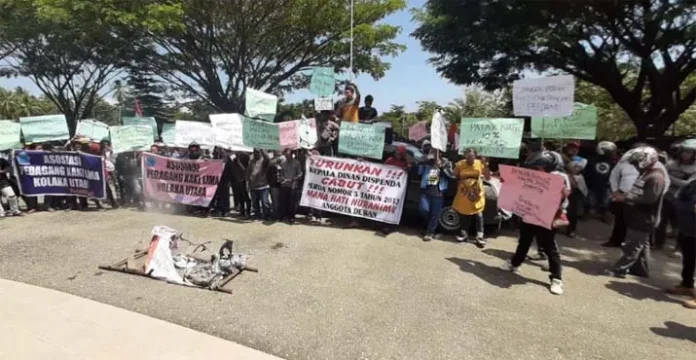 Ratusan Pedagang di Kolut Tolak Penarikan Pajak 10 Persen