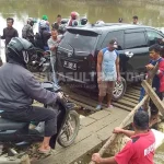 Jalan Utama Ditutup, Warga Dua Desa di Konawe Buka Jalur Alternatif Berbayar Jalan Utama Ditutup, Warga Dua Desa di Konawe Buka Jalur Alternatif Berbayar