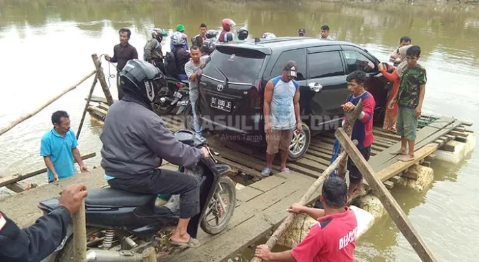 Jalan Utama Ditutup, Warga Dua Desa di Konawe Buka Jalur Alternatif Berbayar