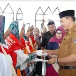 Bupati Mubar Beri Bantuan Transportasi Lokal 8 JCH Bupati Mubar Beri Bantuan Transportasi Lokal 8 JCH