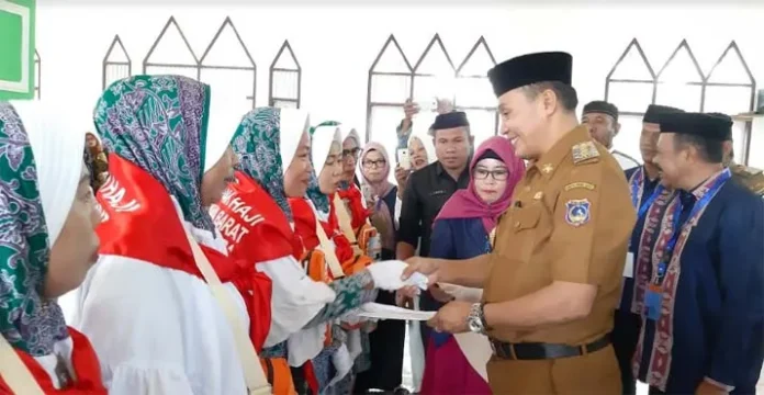 Bupati Mubar Beri Bantuan Transportasi Lokal 8 JCH