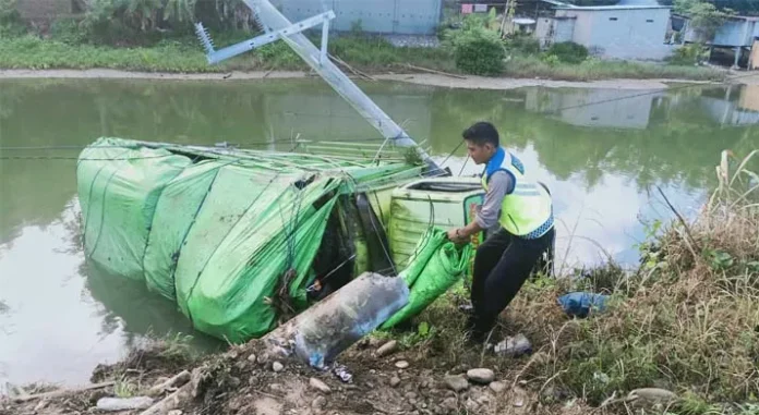 Sopir Diduga Mengantuk, Truk Tabrak Tiang Listrik di Kolut
