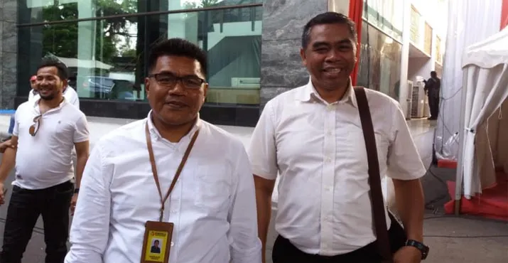 Ketua Bawaslu Sultra, Hamirudin Uddu (kanan) dan anggota Bawaslu Munsir Salam (kiri)