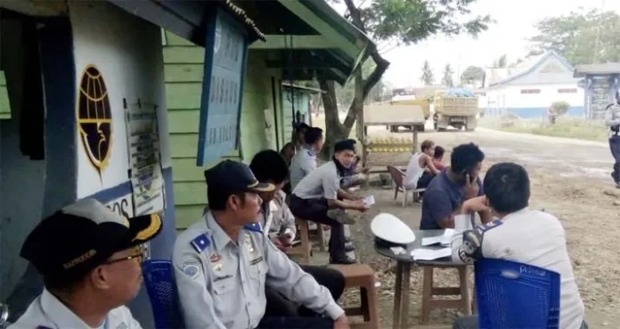 Petugas Perhubungan Koltim Tertibkan Mobil Angkutan Tanpa Tarpal