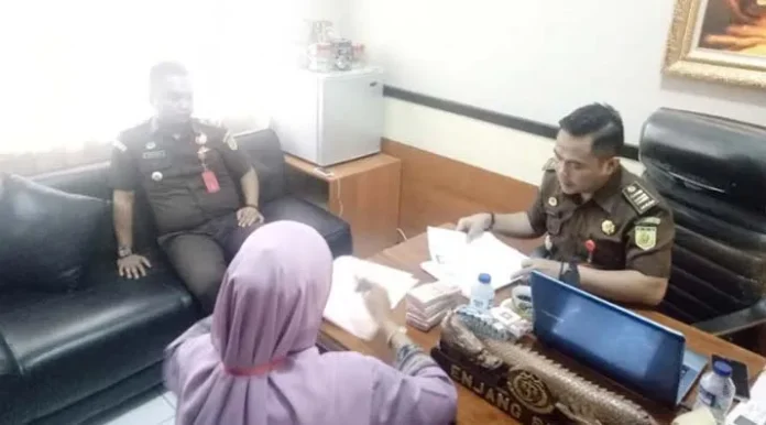 konsel Kejari Konsel Terima Uang Denda Terpidana Korupsi