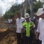 Ali Mazi Janji Segera Cari Solusi Perbaikan Jalan Trans Sulawesi Ali Mazi Janji Segera Cari Solusi Perbaikan Jalan Trans Sulawesi