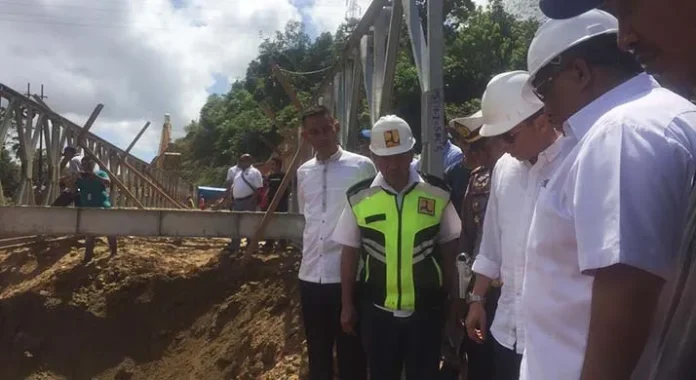 Ali Mazi Janji Segera Cari Solusi Perbaikan Jalan Trans Sulawesi