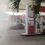 Angkut BBM Pakai Jerigen, Mobil Sedan Terbakar di SPBU Saranani Angkut BBM Pakai Jerigen, Mobil Sedan Terbakar di SPBU Saranani