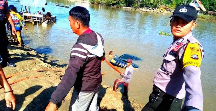 Mobil Hilux Tercebur di Sungai Konaweha