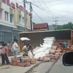 Kelebihan Muatan, Satu Truk di Baubau Terbalik