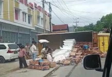 Kelebihan Muatan, Satu Truk di Baubau Terbalik