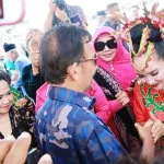 Tari Mondotambe Sambut Sultan Brunei Darussalam di Istana Tari Mondotambe Sambut Sultan Brunei Darussalam di Istana